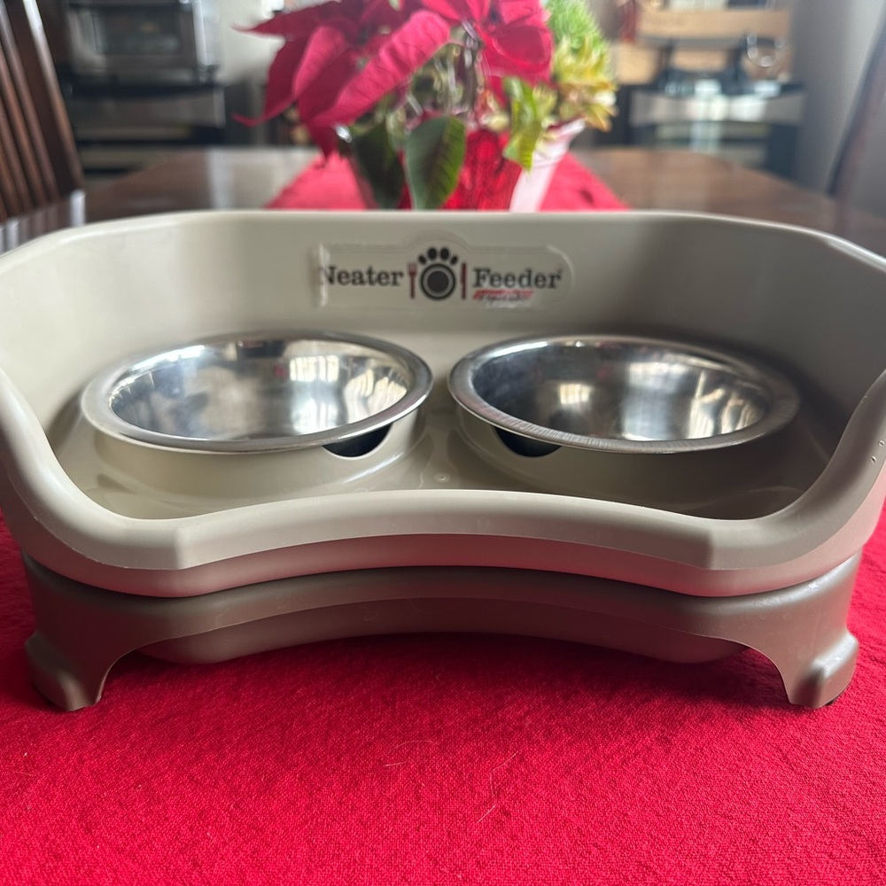 Neater feeder small for dogs or cats